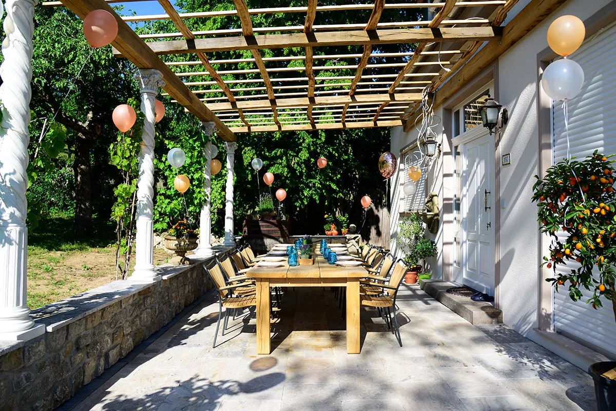 Terrasse mit dekorativer Gartenbeleuchtung